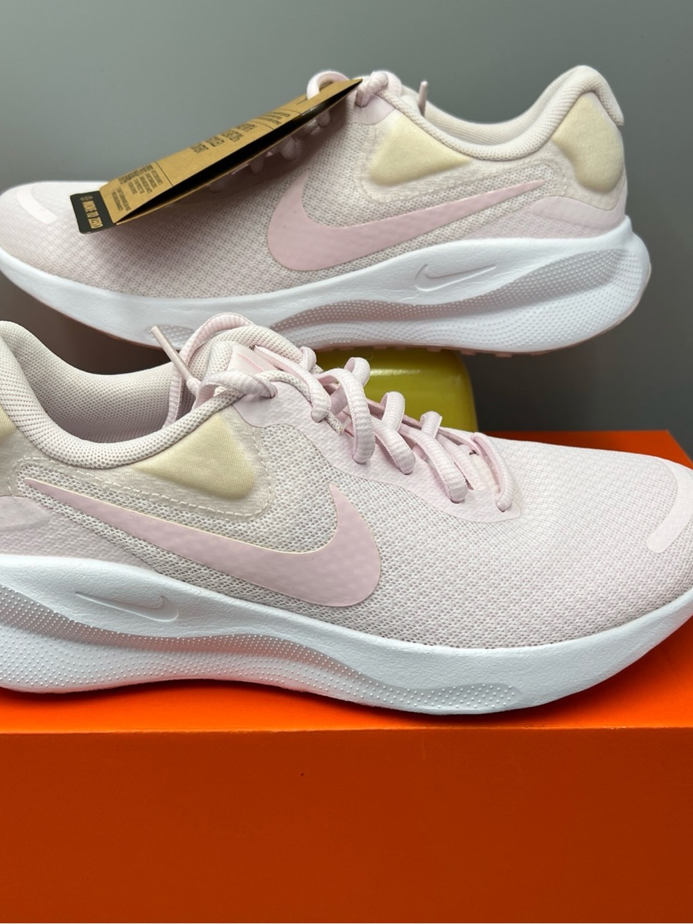Nike Revolution 7 Road Running Shoes, Pearl Pink. Women's Sz 6. FB2208-600